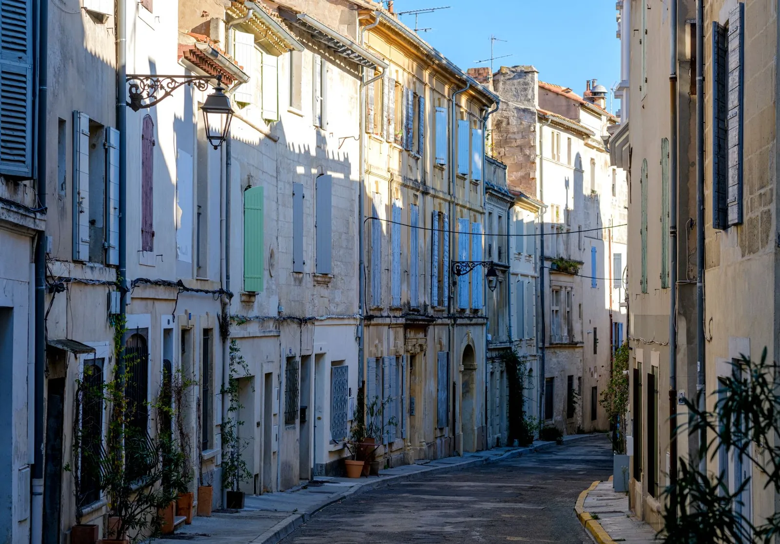 Rue ensoleillée d'Arles