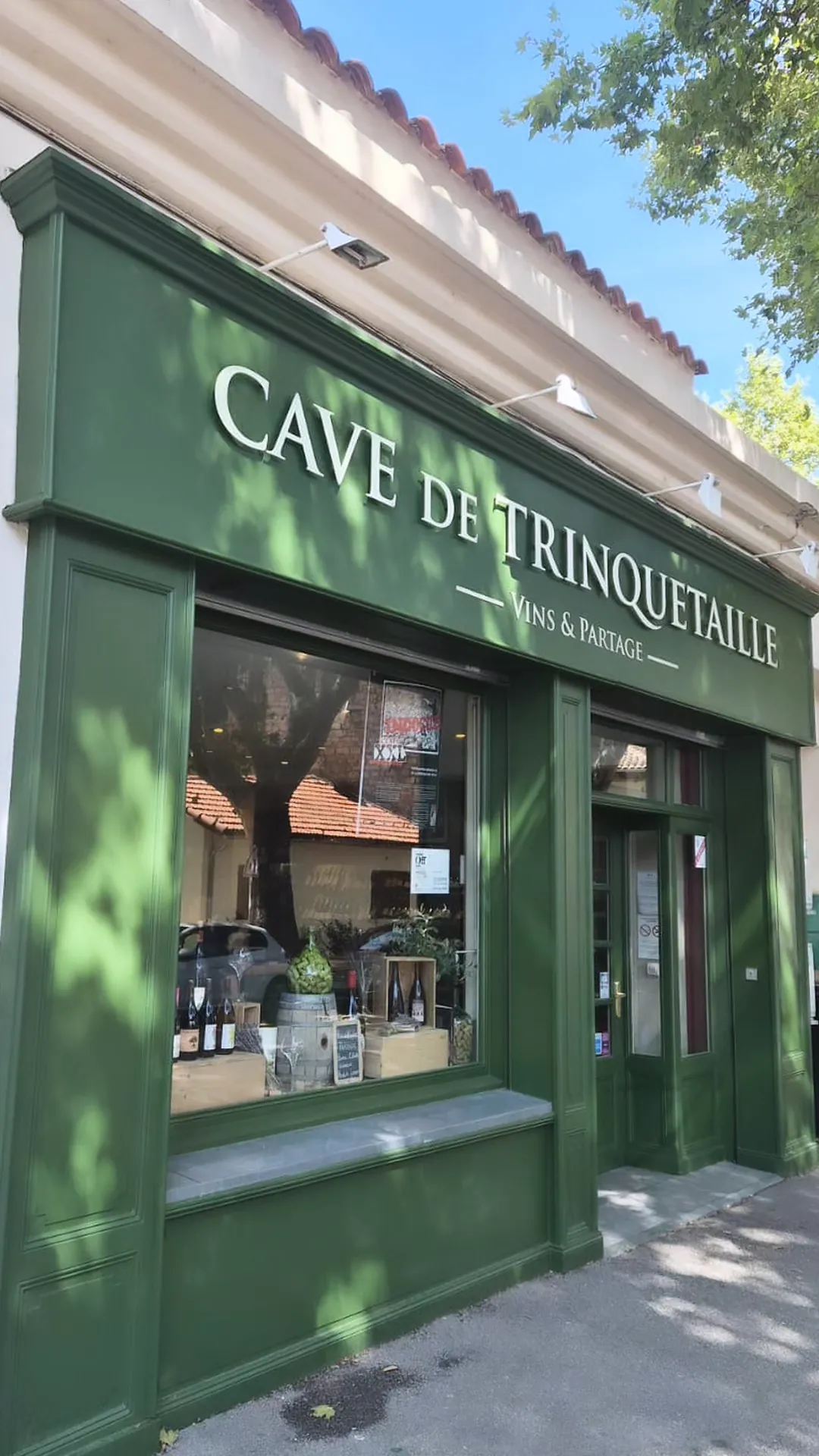 Façade de la Cave de Trinquetaille « Vins & Partage » à Arles